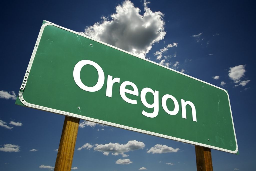 A green sign with white text "Oregon". Concept of Oregon rapid detox